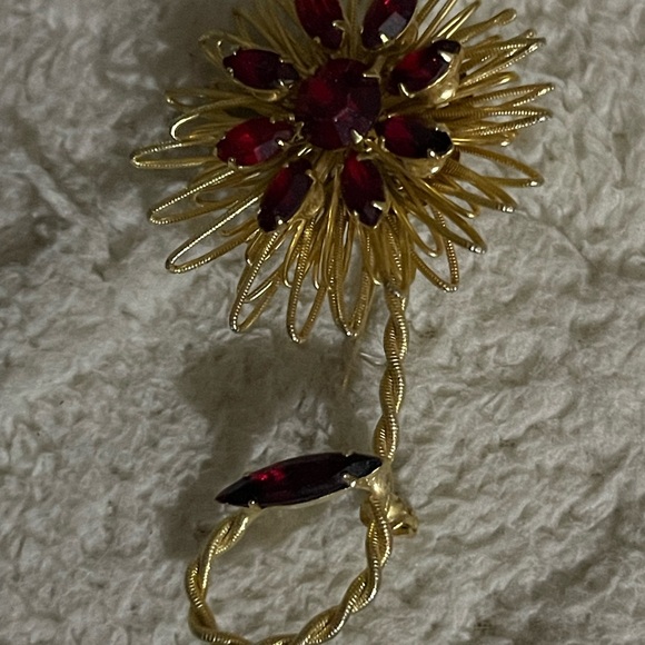 Vintage Albert Weiss made in Germany 1940’s-1950’s’s ruby red flower brooch . - Picture 4 of 8